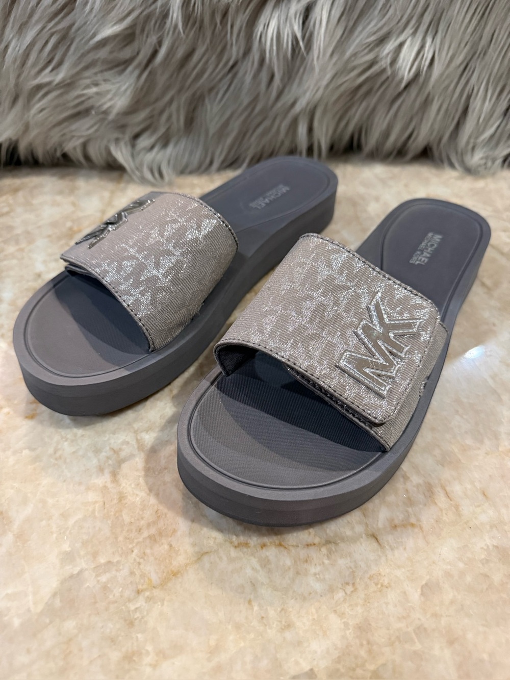 MICHAEL Michael Kors MK
Platform Glitter Pool Slide. Size 8 - Picture 8 of 11